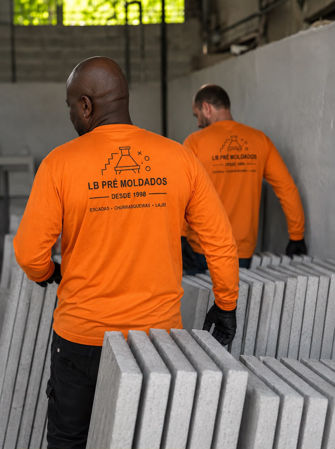 Equipe da LB Pré Moldados carregando lajes de concreto
