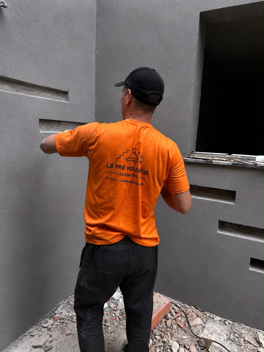 Funcionário da LB Pré-Moldados finalizando a instalação da escada